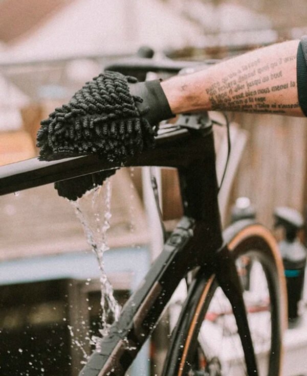 Microfibre bike cleaning glove